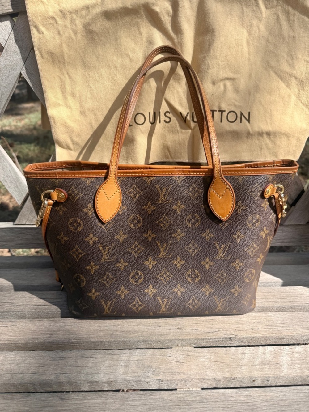 Authentic Louis Vuitton Neverfull PM in Monogram - Picture 4 of 13